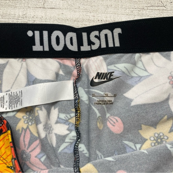 Nike women’s Floral workout Leggings - blue , Red, orange, yellow White floral - Picture 8 of 9